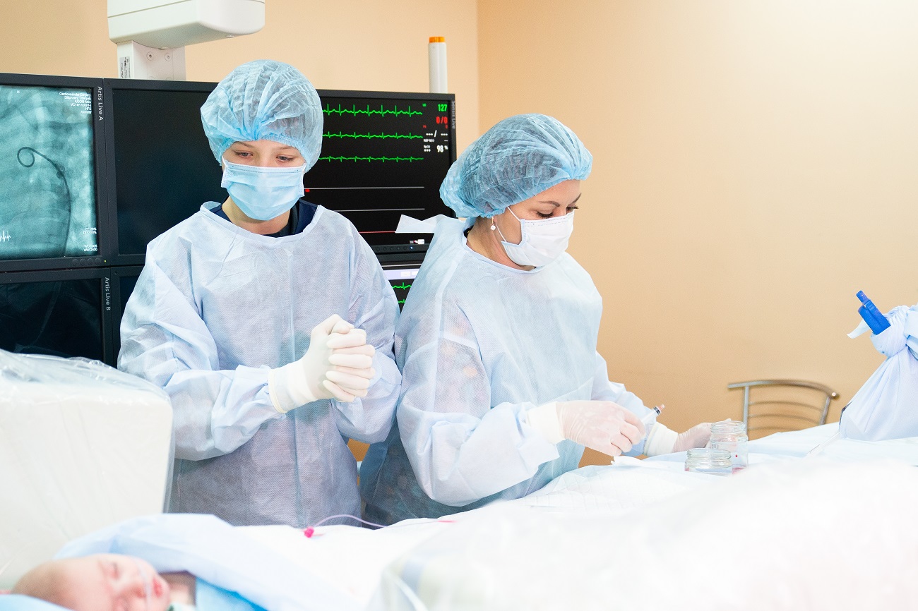 Мальчик с тяжелой болезнью принял участие в настоящей операции на сердце в Киеве (видео, фото)